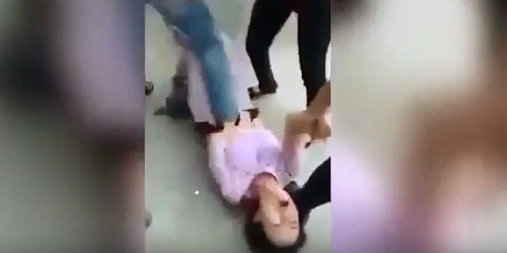 Βίντεο σοκ: Απατημένη γυναίκα σε αμοκ δέρνει την έγκυο ερωμένη του συζύγου της